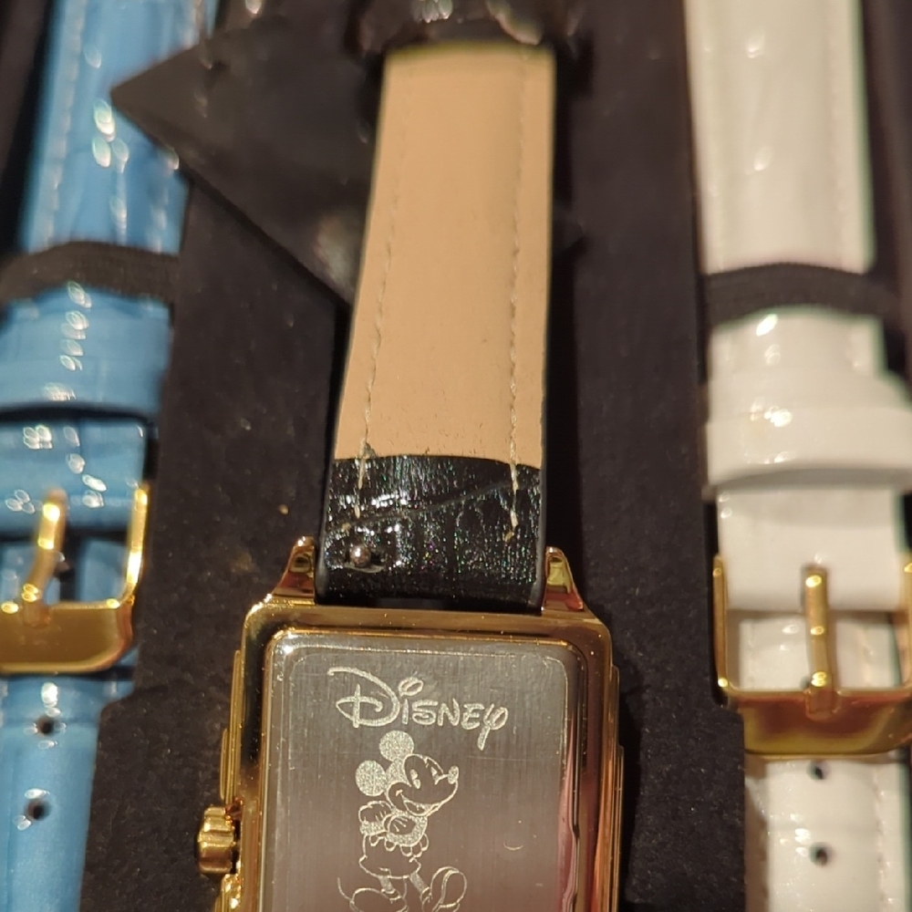 Disney Watch with Minnie Mouse and 5 Interchangeable Bands - Picture 5 of 9